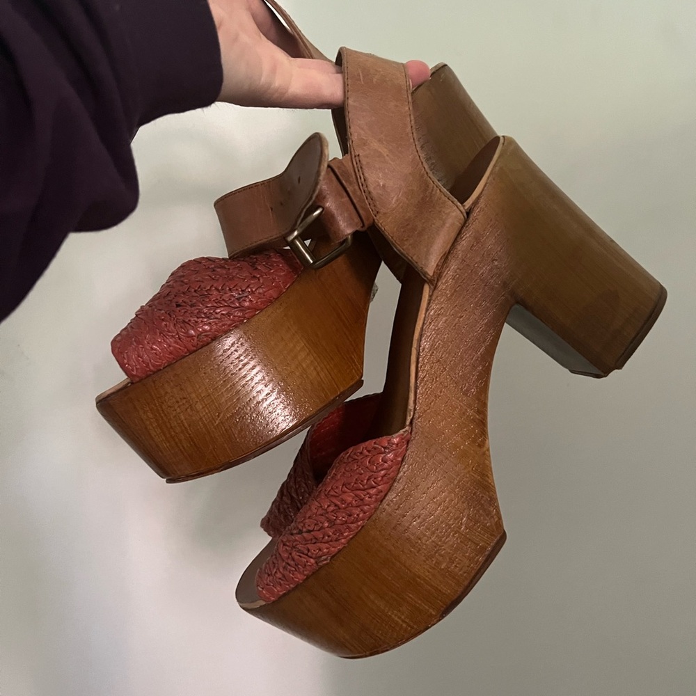 Platform wooden heels with pink detail